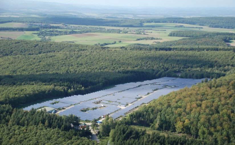 Vom Militärdepot zum Sonnenkraftwerk: Wie ein kleines Dorf zeigt, was der Bund nicht schafft! 